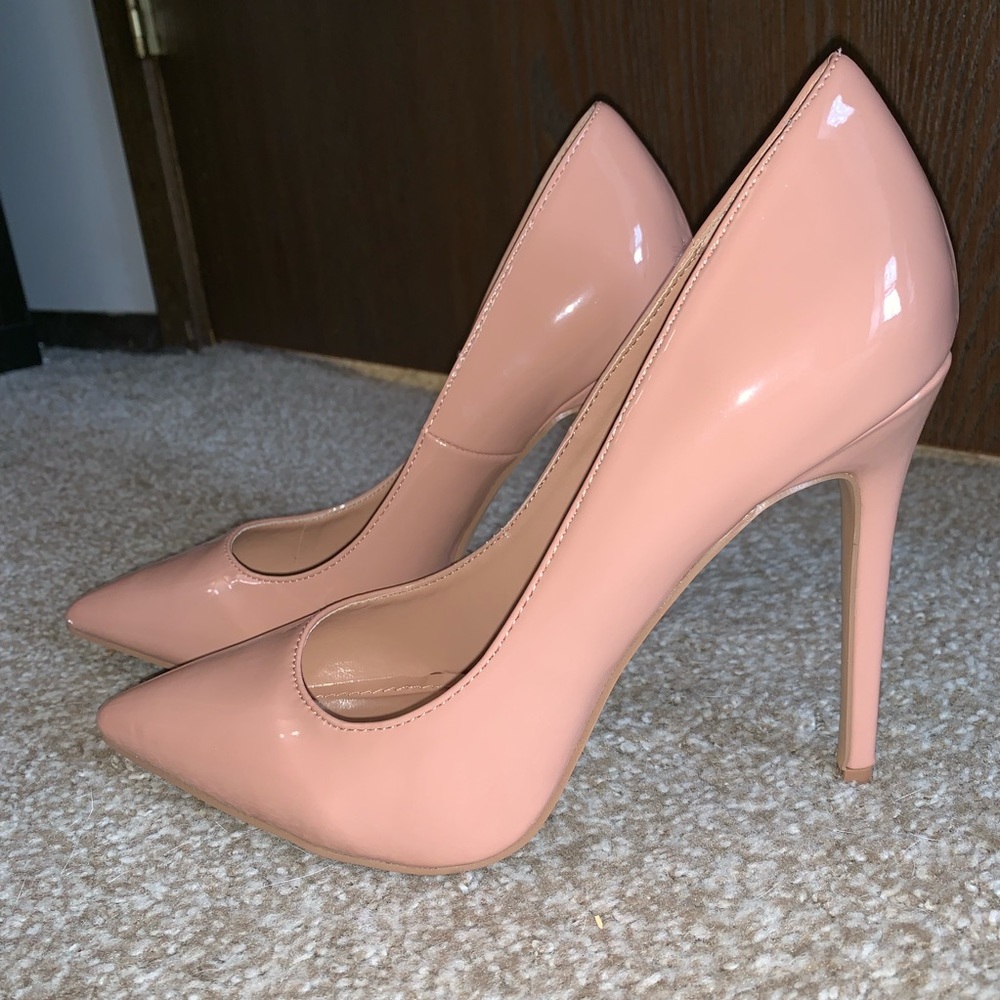 🆕 NEVER WORN Faux Patent Nude Leather Pumps